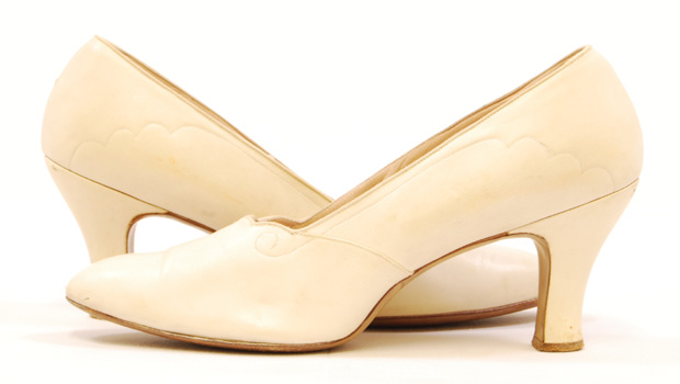 weiße Brautschuhe